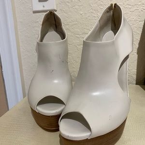 Gucci , heeled platform ivory and natural color. Excellent condition.